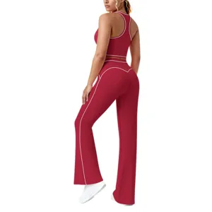 Ensemble de sport rouge à liserés contrastés, haut court et pantalon de yoga évasé.