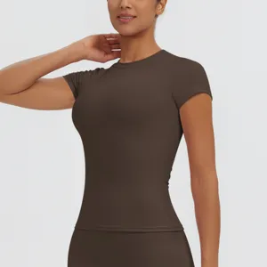 Slim fit short sleeve yoga t-shirt detail, breathable dry fabric, perfect for fitness and running.