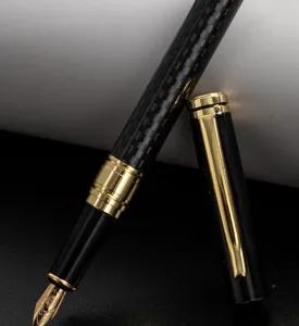 Gedetailleerde close-up van zakelijke vulpen van carbon met gouden afwerking.