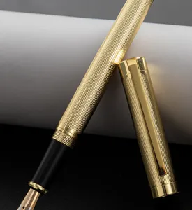 Stylo plume en métal guilloché doré gros plan, instrument d'écriture élégant pour bureau.