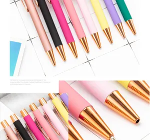 Stylos à bille métal mat coloré avec clips or rose, articles scolaires et bureau écriture fluide.