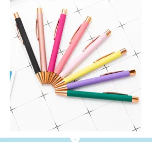Vue détaillée de stylos à bille rétractables colorés avec finition mate et clips dorés.