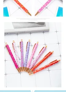 Set de stylo à bille en métal à motif de coeur, papeterie de bureau et d'école colorée.