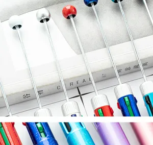 Vista detallada de cerca de bolígrafos multicolores de bricolaje con varillas de metal abalorios.