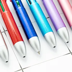 Bolígrafos retráctiles multicolor coloridos con acabado brillante ordenados sobre fondo de cuadrícula.