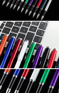 Gros plan de stylo en métal aux couleurs vives et clips argentés pour écriture de bureau.