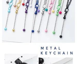 Vista detallada de llaveros de cuentas metálicas coloridas, cadenas de caramelo para manualidades.