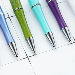 Set de stylos à bille en métal coloré avec pointes métalliques pour usage quotidien.