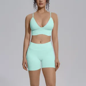 Conjunto de sujetador deportivo menta sin costuras y shorts de yoga de tiro alto.