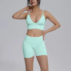 Conjunto de yoga sin costuras sujetador deportivo verde menta y shorts de talle alto.