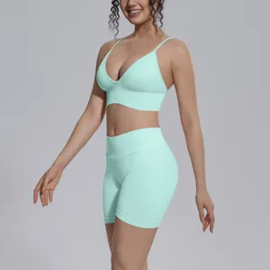 Detalle de conjunto deportivo sin costuras verde menta, sujetador y pantalones.