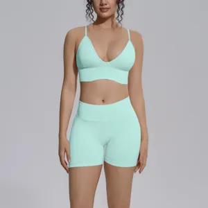 Conjunto de yoga verde menta sin costuras con sujetador deportivo y shorts para fitness.