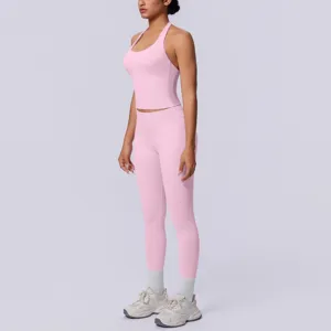 Set yoga senza cuciture rosa con top halter e leggings, ideale per fitness e palestra.