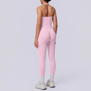 Vista dettagliata del set sportivo rosa senza cuciture con top halter e leggings fitness.