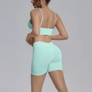 Conjunto de yoga verde menta sin costuras con sujetador deportivo transpirable y shorts ajustados.