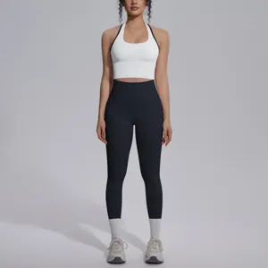 Gedetailleerd overzicht van de damessportset met een crop top en comfortabele leggings.