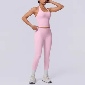 Dettaglio top sportivo halter senza cuciture rosa e leggings, mostra texture e vestibilità.