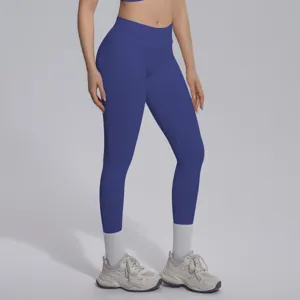 Seamless knit solid color V-waist tight breathable butt-lifting yoga pants detail view.
