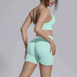 Conjunto de yoga sin costuras verde menta con crop top y short para deporte y fitness activo.