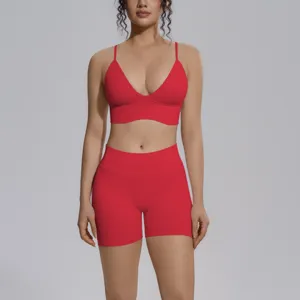 Conjunto de yoga rojo sin costuras para mujer, sujetador deportivo elástico y pantalones cortos.