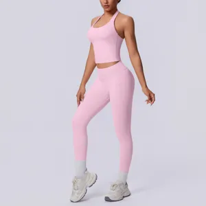 Set yoga rosa senza cuciture, reggiseno sportivo schiena scoperta e leggings fitness.