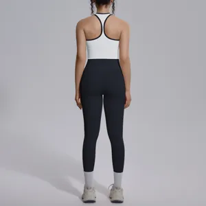 Achterzijde detail van de effen dubbelzijdige nylon rugloze yoga set sport outfit.