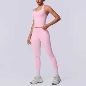 Set yoga halter senza cuciture rosa vista dettagliata con design schiena scoperta e vita.