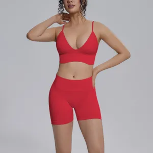 Conjunto de yoga deportivo rojo sin costuras top corto de fitness y short talle alto