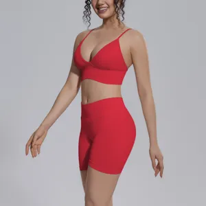 Vista detallada del conjunto de yoga de sujetador deportivo y pantalones cortos sin costuras.