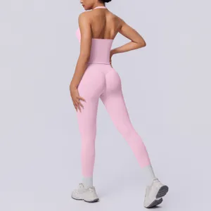 Vista posteriore dettagliata del top da yoga halter rosa senza cuciture e leggings fitness.