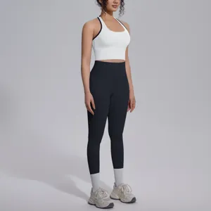 Gedetailleerde weergave van de effen yogaset met een witte sportbeha en zwarte legging.