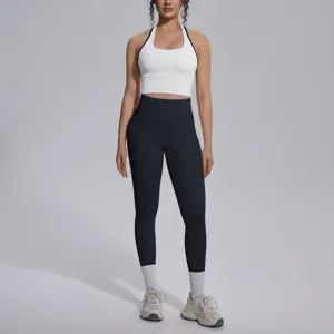 Gedetailleerd overzicht van de effen sportset met een wit haltercrop top en strakke leggings.