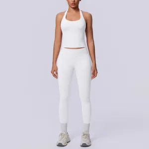 Vista ravvicinata dettagliata del crop top bianco senza cuciture con halter e dei leggings.