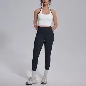 Naadloze fitness yoga set met witte halter sport-bh en zwarte hoge taille leggings.
