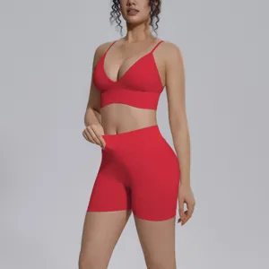 Vista detallada del conjunto de sujetador deportivo sin costuras y pantalones cortos.