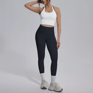 Detailopname van de stijlvolle effen yogaset met witte halter sporttop en zwarte leggings.