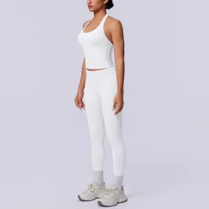 Vista di dettaglio in primo piano del top da yoga halter senza cuciture bianco e dei leggings.