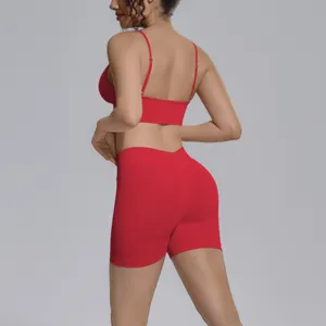 Vista trasera del conjunto de yoga rojo sin costuras, top y shorts de fitness.