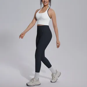 Gedetailleerd uitzicht van een effen nylon yogaset met sportbeha en comfortabele leggings.