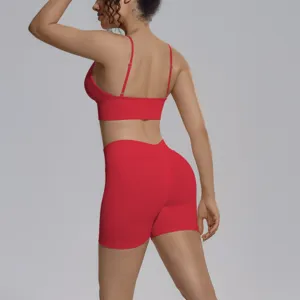 Detalle de conjunto deportivo rojo sin costuras, sujetador deportivo y short de fitness.