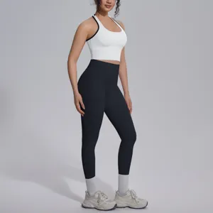 Witte sportbeha en zwarte yoga-legging set, perfect geschikt voor fitness en hardlooptrainingen.