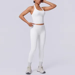 Dettaglio del set sportivo bianco senza cuciture con top halter e leggings abbinati.