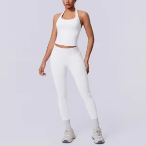 Completo sportivo bianco senza cuciture con top halter e leggings per fitness e yoga.