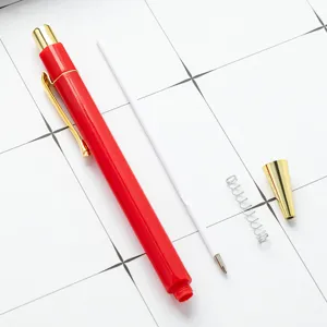 Zeskantige intrekbare plastic balpen met gouden accenten, gedemonteerde onderdelen.