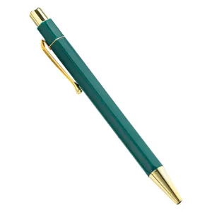 Groene zeshoekige plastic balpen hoofdafbeelding, ideaal voor promotionele geschenken.