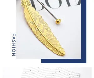 Vista detallada de un marcapáginas de metal dorado con forma de pluma, textura elegante y fina.