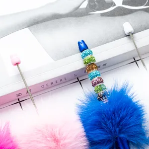 DIY Perlen Kugelschreiber mit bunten Strasskristallen und flauschigem Pompon für kreatives Handwerk.
