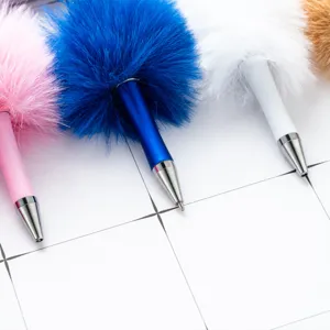 Bunte flauschige Bommel Kugelschreiber süße Fell Stifte für das Büro und die Schule.