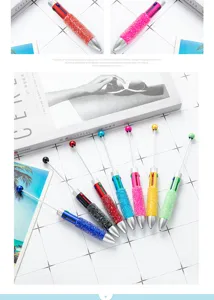Detailansicht bunter DIY Perlen-Kugelschreiber mit Glitzergriff und niedlicher Kugelspitze.