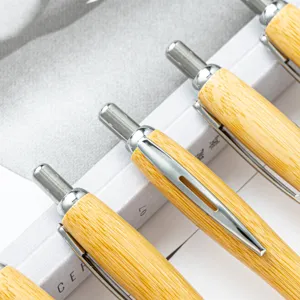 Natuurlijke bamboe balpen met metalen clip, klikontwerp voor kantoor en cadeaugebruik.